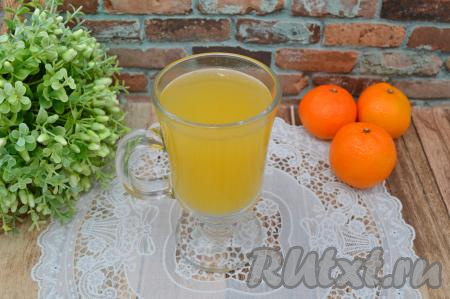 Кастрюлю с мандариновым киселём накрыть крышкой и дать ему немного остыть. Тёплый или полностью охлаждённый ароматный, вкусный напиток разлить по чашкам и подать к столу. Кисель получается красивым, средней густоты. А  самое главное, что это настоящий домашний кисель, сваренный только из мандаринов, сахара, крахмала и воды, без каких-либо вредный добавок. Моя семья с удовольствием пьёт такой кисель, советую и вам его попробовать!